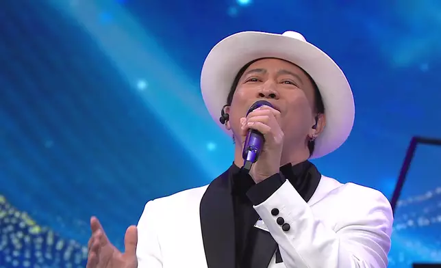 高巴唱菲律賓版《每天愛你多一些》，海兒一臉驚喜，周國豐更拍爛手掌。