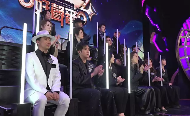 高巴坐上榮耀寶座，白隊戰友開心到震。