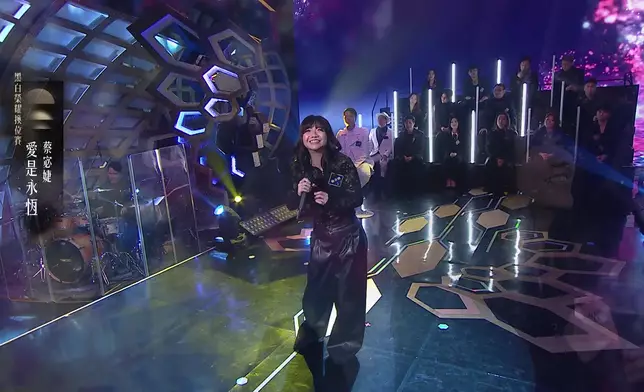 蔡宓婕深情獻唱，老公舉唔發光燈牌支持。