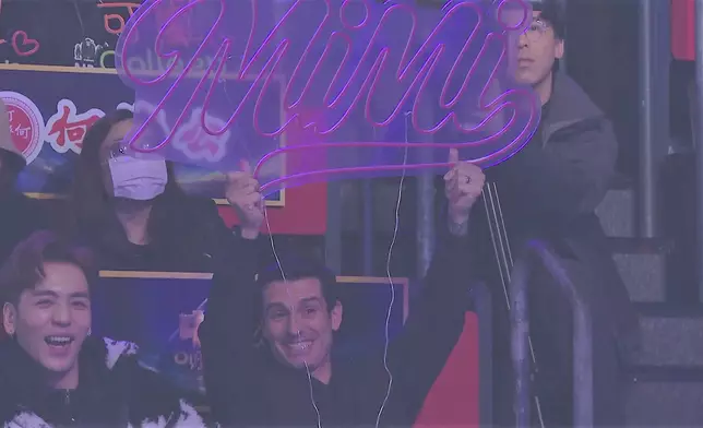 蔡宓婕深情獻唱，老公舉唔發光燈牌支持。