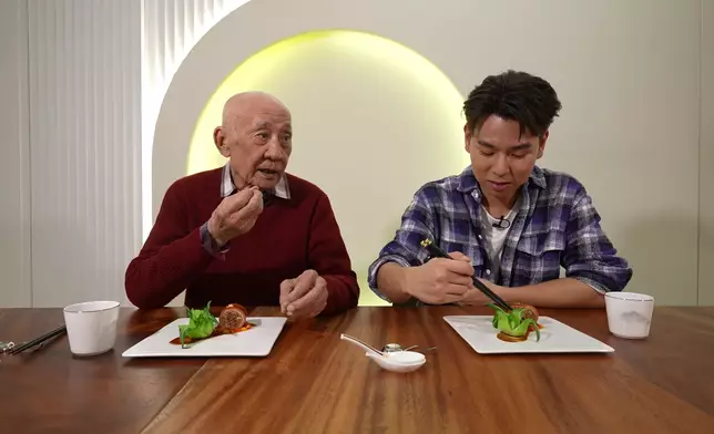 另一招牌菜脆皮乳豬卷。