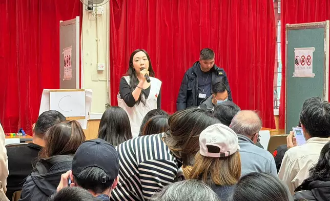 大火發生後，張依勵曾到宏福苑社區會堂協助居民解決心理需要。禾港紅十字會提供相片