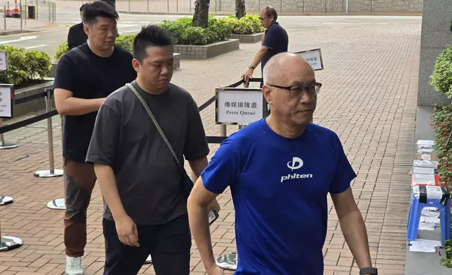 喪妻的居民葉家駒（藍衣者）今作供時承認有自責。巴士的報記者攝