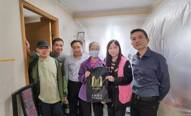 創新科技署署長李國彬先生, JP (左3)、前油尖旺民政事務專員余健強先生, JP (左2)