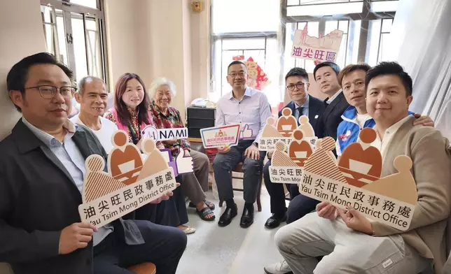 入境事務處處長郭俊峯先生, IDSM (中間)、油尖旺民政事務專員李家維先生, JP (右4)