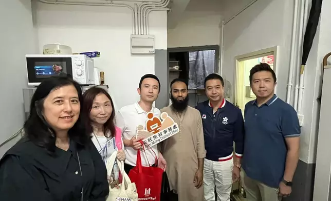 前油尖旺民政事務專員余健強先生, JP (右2)