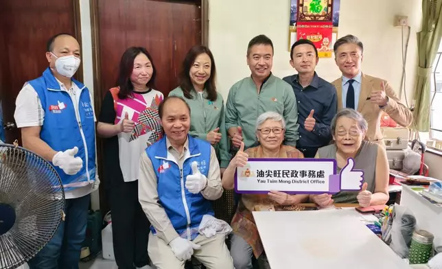 民政事務總署署長杜潔麗女士, JP (後排左3)、前油尖旺民政事務專員余健強先生, JP (後排右3)