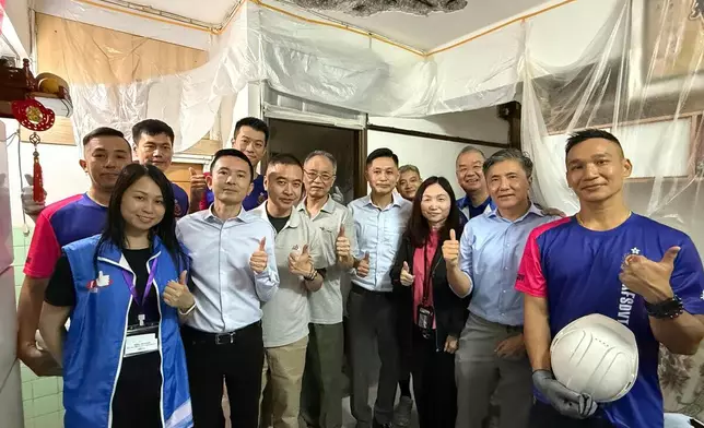 香港消防處處長楊恩健先生, FSDSM (前排右4)、前油尖旺民政事務專員余健強先生, JP (前排左3)