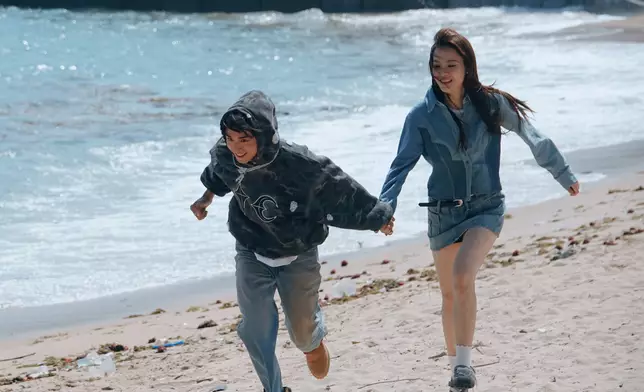 Anson Kong化身甜寵劇男主角施展「花式冧女」大法！