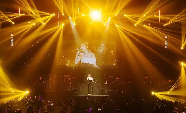 許靖韻日前於佛山舉行第一站《Glowing》巡迴音樂會。