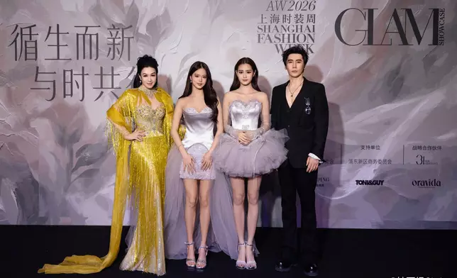 鍾麗緹日前與老公張倫碩偕同二女張思捷及細女張凱琳現身上海時裝周。