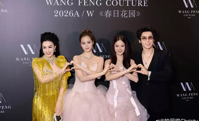 盛裝打扮出席時裝show活動。