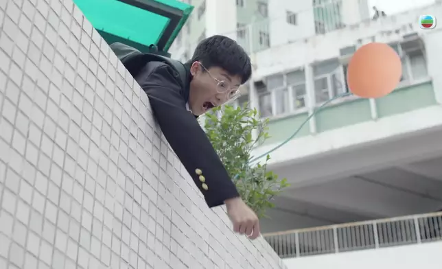 劉倬昕聲稱想救小朋友，但不成功。