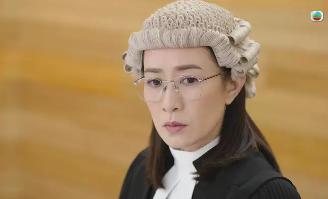 阿佘的「眼鏡娘」造型充滿睿智魅力。