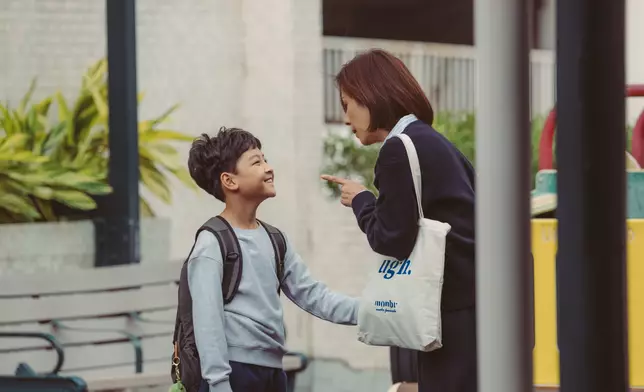 文頌嫻一臉慈愛叫兒子在公園玩耍時要注意安全。