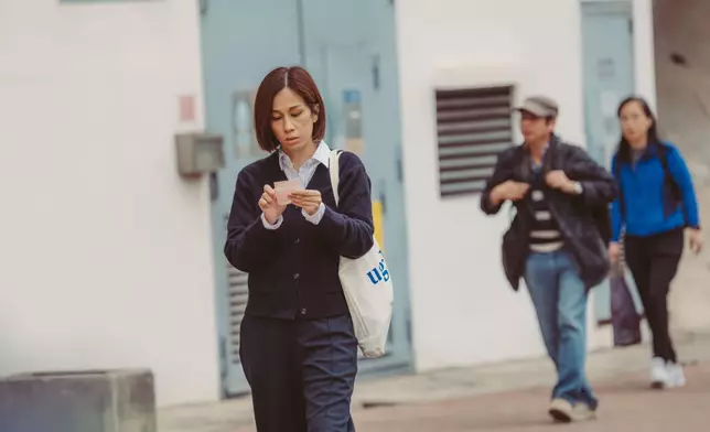 文頌嫻專心對六合彩飛。