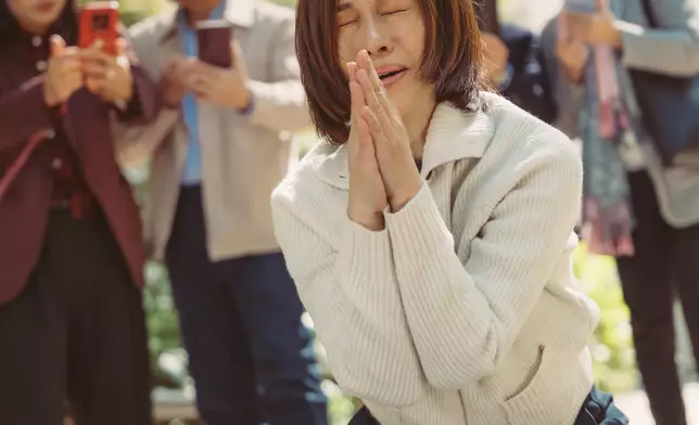 文頌嫻跪在地上呼天搶地，完美演繹喪子之痛。