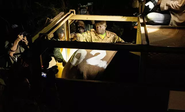 2026年3月17日周二，護林員在犀牛被箱子運抵烏干達東北部的基迪坡河谷國家公園（Kidepo Valley National Park）後與其合作。 (美聯社圖片/Moses Dipak) AP圖片