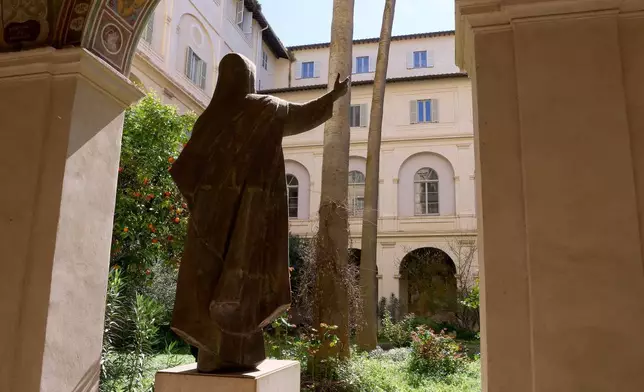 2026年3月18日周三，記者參觀羅馬聖母堂（Santa Maria Sopra Minerva）的迴廊時，一隻貓咪悄然走開。(美聯社圖片/多梅尼科·斯蒂內利斯) AP圖片