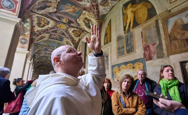 2026年3月18日周三，羅馬聖母堂（Santa Maria Sopra Minerva）副主任丹尼爾·奧科尼修士（Friar Daniele Aucone）（前景）引導記者參觀宗座聖殿的迴廊。(美聯社圖片/多梅尼科·斯蒂內利斯) AP圖片
