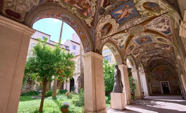 2026年3月18日周三，羅馬聖母堂（Santa Maria Sopra Minerva）迴廊的濕壁畫拱頂景色。(美聯社圖片/多梅尼科·斯蒂內利斯) AP圖片