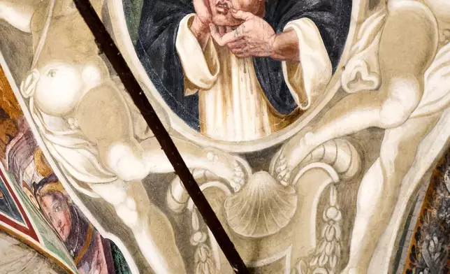 2026年3月18日周三，羅馬聖母堂（Santa Maria Sopra Minerva）迴廊的濕壁畫拱頂上，描繪了被斬首的圖盧茲的尼古拉斯修士（Friar Nicholas of Toulouse）。(美聯社圖片/多梅尼科·斯蒂內利斯) AP圖片