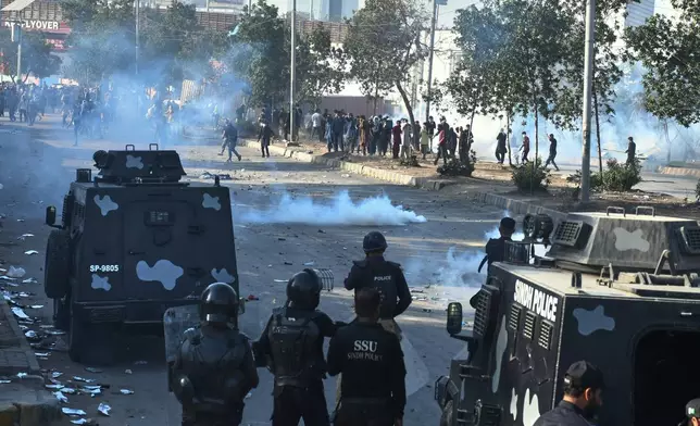 巴基斯坦卡拉奇警員發射催淚彈驅散什葉派穆斯林示威者。 AP圖片