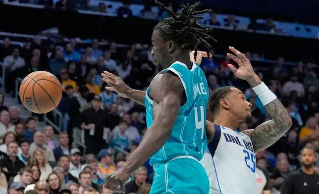 夏洛特黃蜂後衛錫安占士（Sion James）在NBA籃球賽上半場與達拉斯獨行俠前鋒P.J.華盛頓（P.J. Washington）爭奪控球權，攝於2026年3月3日（周二）北卡羅來納州夏洛特。(美聯社圖片/Chris Carlson) AP圖片