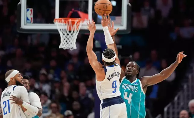 達拉斯獨行俠後衛賴恩尼姆哈德（Ryan Nembhard）在NBA籃球賽上半場於夏洛特黃蜂後衛錫安占士（Sion James）頭上起手投籃，攝於2026年3月3日（周二）北卡羅來納州夏洛特。(美聯社圖片/Chris Carlson) AP圖片