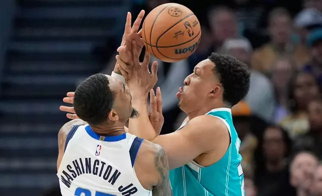 達拉斯獨行俠前鋒P.J.華盛頓（P.J. Washington）在NBA籃球賽上半場與夏洛特黃蜂前鋒格蘭特威廉斯（Grant Williams）爭奪控球權，攝於2026年3月3日（周二）北卡羅來納州夏洛特。(美聯社圖片/Chris Carlson) AP圖片