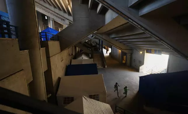 2026年3月10日周二，黎巴嫩貝魯特，流離失所的兒童在卡米勒夏蒙體育城體育館（Camille Chamoun Sports City Stadium）內搭建的帳篷間奔跑，該處已被改建為收容所，安置因以色列空襲黎巴嫩南部及貝魯特南郊達希耶而流離失所的人士。(美聯社圖片/Hassan Ammar) AP圖片