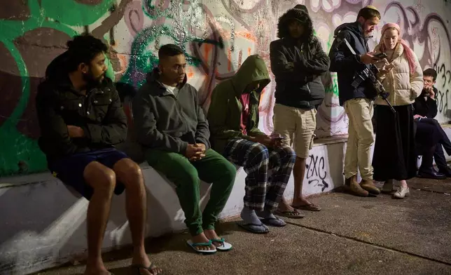 耶路撒冷（Jerusalem），防空警報響起，預示伊朗導彈來襲，民眾在地鐵隧道內躲避。攝於2026年3月19日周四。(美聯社圖片/Ohad Zwigenberg) AP圖片