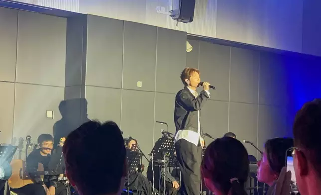 陳健安現場獻唱，巴士的報記者攝