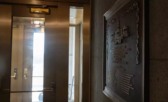 2026年3月7日，華盛頓國會大廈，一塊紀念2021年1月6日警員服務的紀念牌。(美聯社圖片/Allison Robbert) AP圖片