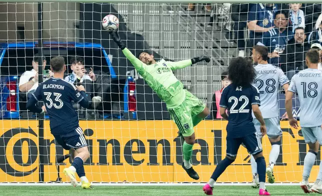 聖荷西地震隊門將丹尼爾（Daniel，中）在2026年3月21日周六於溫哥華舉行的一場美職聯（MLS）足球賽上半場作出撲救，基卡諾域（Benji Kikanovic，左）、羅拔士（Reid Roberts，左二）、溫哥華白帽隊的布萊克蒙（Tristan Blackmon，右二）和積遜（Aziel Jackson，右）在旁觀看。(美聯社圖片/Ethan Cairns/The Canadian Press) AP圖片