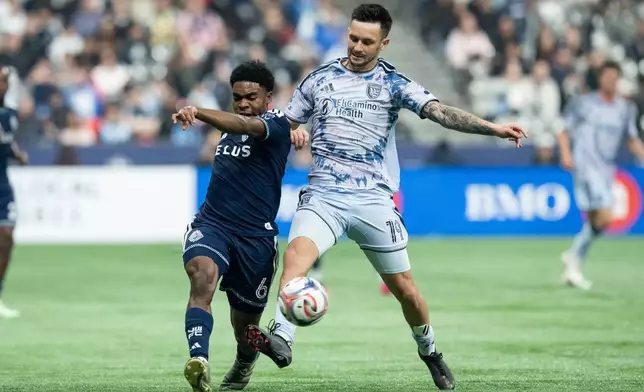 溫哥華白帽隊的普里索（Ralph Priso，左）與聖荷西地震隊的賈德（Preston Judd，右）在2026年3月21日周六於加拿大卑詩省溫哥華舉行的一場美職聯（MLS）足球賽上半場爭奪控球權。(美聯社圖片/Ethan Cairns/The Canadian Press) AP圖片