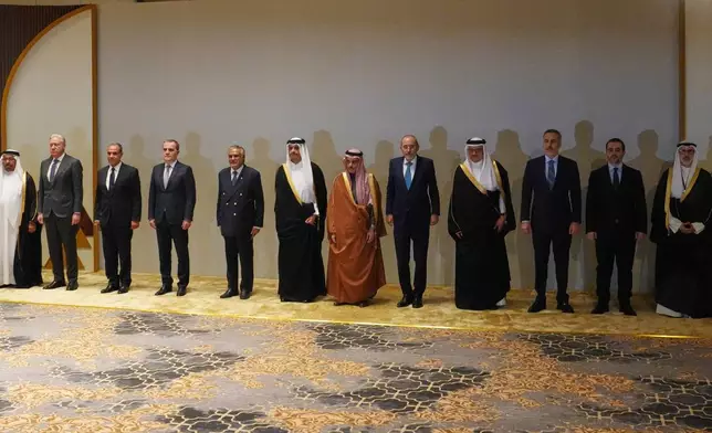 2026年3月19日周四，沙特阿拉伯外交大臣費薩爾親王（Prince Faisal bin Farhan Al-Saud）（中）在沙特首都利雅得（Riyadh）與一群阿拉伯及伊斯蘭國家外長舉行諮詢會議前合影。(美聯社圖片/Baraa Anwer) AP圖片