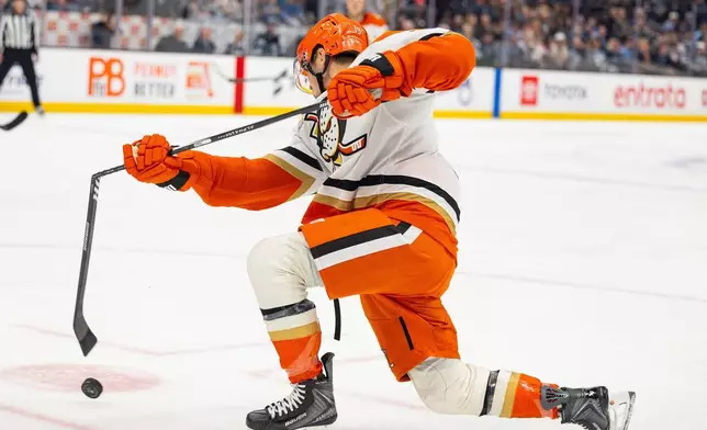 安納罕鴨隊右翼特洛伊泰利（Troy Terry）在2026年3月20日周五於鹽湖城舉行的一場國家冰球聯盟（NHL）賽事第二節期間，嘗試射門對抗猶他猛獁隊時折斷球桿。(美聯社圖片/Melissa Majchrzak) AP圖片