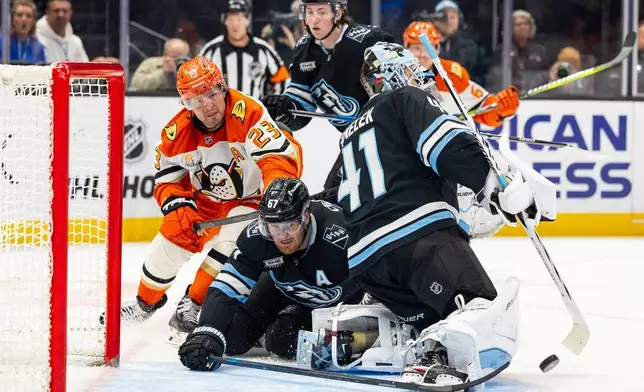 猶他猛獁隊左翼勞森克勞斯（Lawson Crouse）（67號）在2026年3月20日周五於鹽湖城舉行的一場國家冰球聯盟（NHL）賽事第二節期間，對陣安納罕鴨隊時救球。(美聯社圖片/Melissa Majchrzak) AP圖片