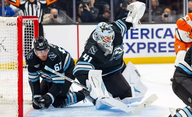 猶他猛獁隊左翼勞森克勞斯（Lawson Crouse）（67號）與守門員維特克華內切克（Vitek Vanecek）（41號）在2026年3月20日周五於鹽湖城舉行的一場國家冰球聯盟（NHL）賽事第二節期間，防守安納罕鴨隊的球門。(美聯社圖片/Melissa Majchrzak) AP圖片