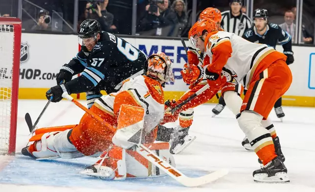 猶他猛獁隊左翼勞森克勞斯（Lawson Crouse）（67號）在2026年3月20日周五於鹽湖城舉行的一場國家冰球聯盟（NHL）賽事第一節期間，將球移向球門，但被安納罕鴨隊守門員盧卡斯杜斯塔爾（Lukas Dostal）（1號）擋下。(美聯社圖片/Melissa Majchrzak) AP圖片