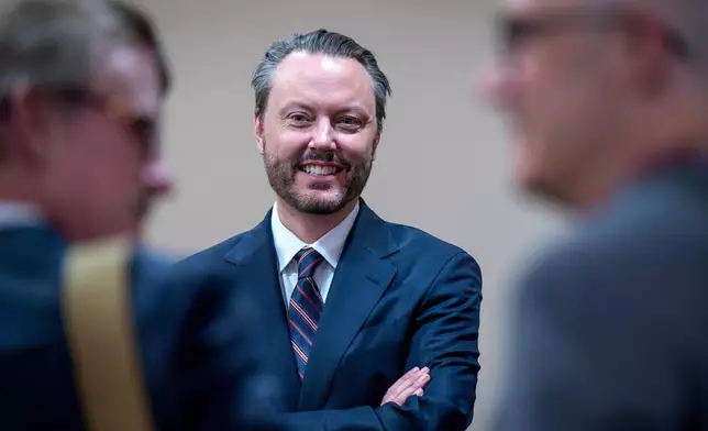 Meta律師赫夫（Kevin Huff）在結案陳詞後與其他律師交談，攝於2026年3月23日（周一），新墨西哥州聖達菲（Santa Fe）州法院。該社交媒體集團被指控就其平台對兒童的安全性誤導用戶。(美聯社圖片/Eddie Moore/The Albuquerque Journal) AP圖片