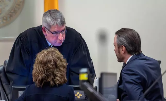 2026年3月23日周一，在新墨西哥州聖達菲的州法院，首席法官比德沙伊德（Bryan Biedscheid）在結案陳詞期間，與代表原告的律師辛格（Linda Singer）及代表Meta的律師赫夫（Kevin Huff）交談。該審訊指控社交媒體巨擘Meta誤導用戶，使其相信其平台對兒童是安全的。(美聯社圖片/Eddie Moore/The Albuquerque Journal via AP, Pool) AP圖片