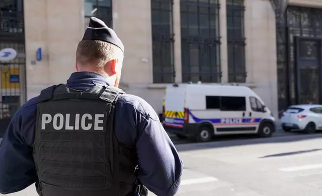 警方於2026年3月28日周六，在巴黎的美國銀行大樓外駐守。(美聯社圖片/Nicolas Garriga) AP圖片