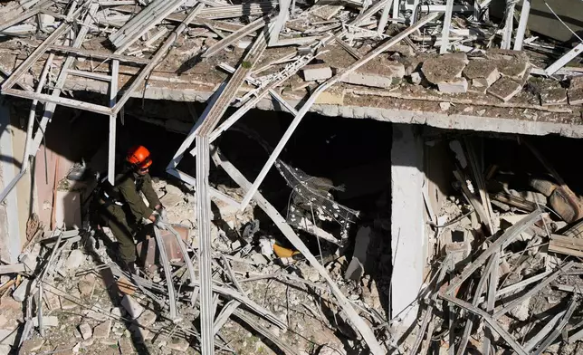 2026年3月24日周二，一名以色列救援人員在以色列特拉維夫的伊朗導彈襲擊現場應變。 AP圖片