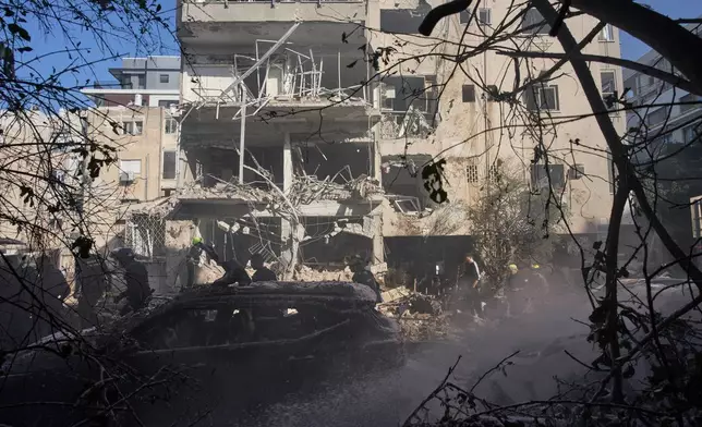 以色列安全部隊及救援隊，2026年3月24日周二在以色列特拉維夫的伊朗導彈襲擊現場應變。(美聯社圖片/Oded Balilty) AP圖片