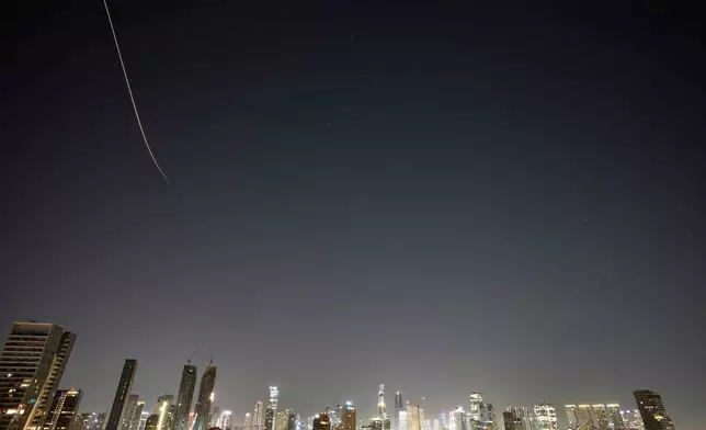 從伊朗發射的導彈劃過以色列中部上空。周二清晨，2026年3月24日。 AP圖片