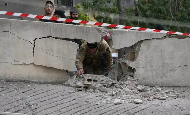 2026年3月24日周二，黎巴嫩一名士兵在貝魯特以北的薩赫勒阿爾馬（Sahel Alma）檢查被攔截導彈的墜落現場。(美聯社圖片/Hassan Ammar) AP圖片