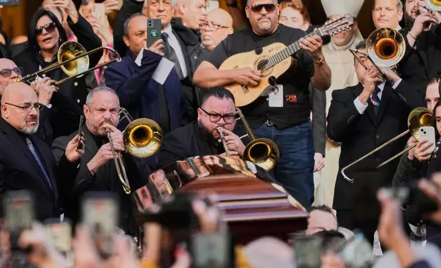 多名音樂家（主要是長號手）在 Willie Colón 的靈柩離開紐約聖巴特里爵主教座堂（St. Patrick's Church）時演奏。美聯社圖片/Seth Wenig攝