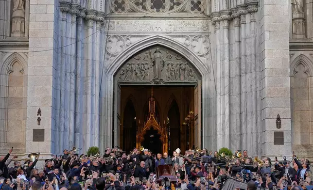 多名音樂家（主要是長號手）在 Willie Colón 的靈柩離開紐約聖巴特里爵主教座堂（St. Patrick's Church）時演奏。美聯社圖片/Seth Wenig攝